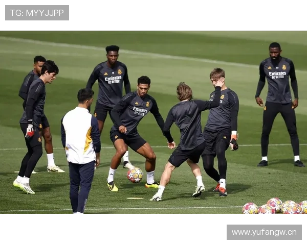 曼城高位压迫战术下，防线空当频现，快速反击威胁加剧